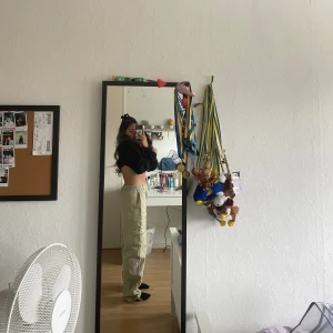 Cargo byxor  - Cargo byxor i storlek 36 vänlig stretchiga vid midje, har använd 2-3 gånger och köpte de från asos