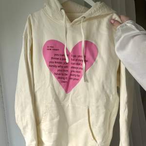 En jättefin hoodie för alla som gillar Harry Styles! Trycket är ett hjärta med lyrics ifrån låten Matilda. Ganska liten i storleken så passar mellan S-M också. Den är beställd ifrån pressedpapershops. Säljs då den inte kommer till användning❤️