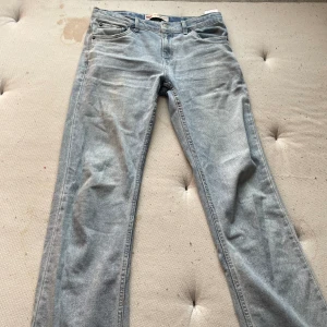 Levis 551z - Säljer likadant par i en annan färg köpt på hemsidan dom mörkblåa var köpta i affär, säljer för att dom inte passar mig längre skulle säga att dom är lite lågmidjade och flared