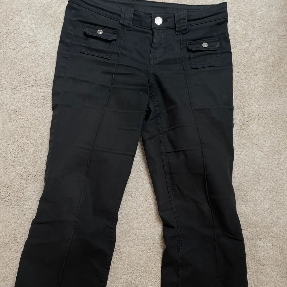 Supersnygga svarta jeans med detaljer från HM. Slutsålda💛. Jeans & Byxor.