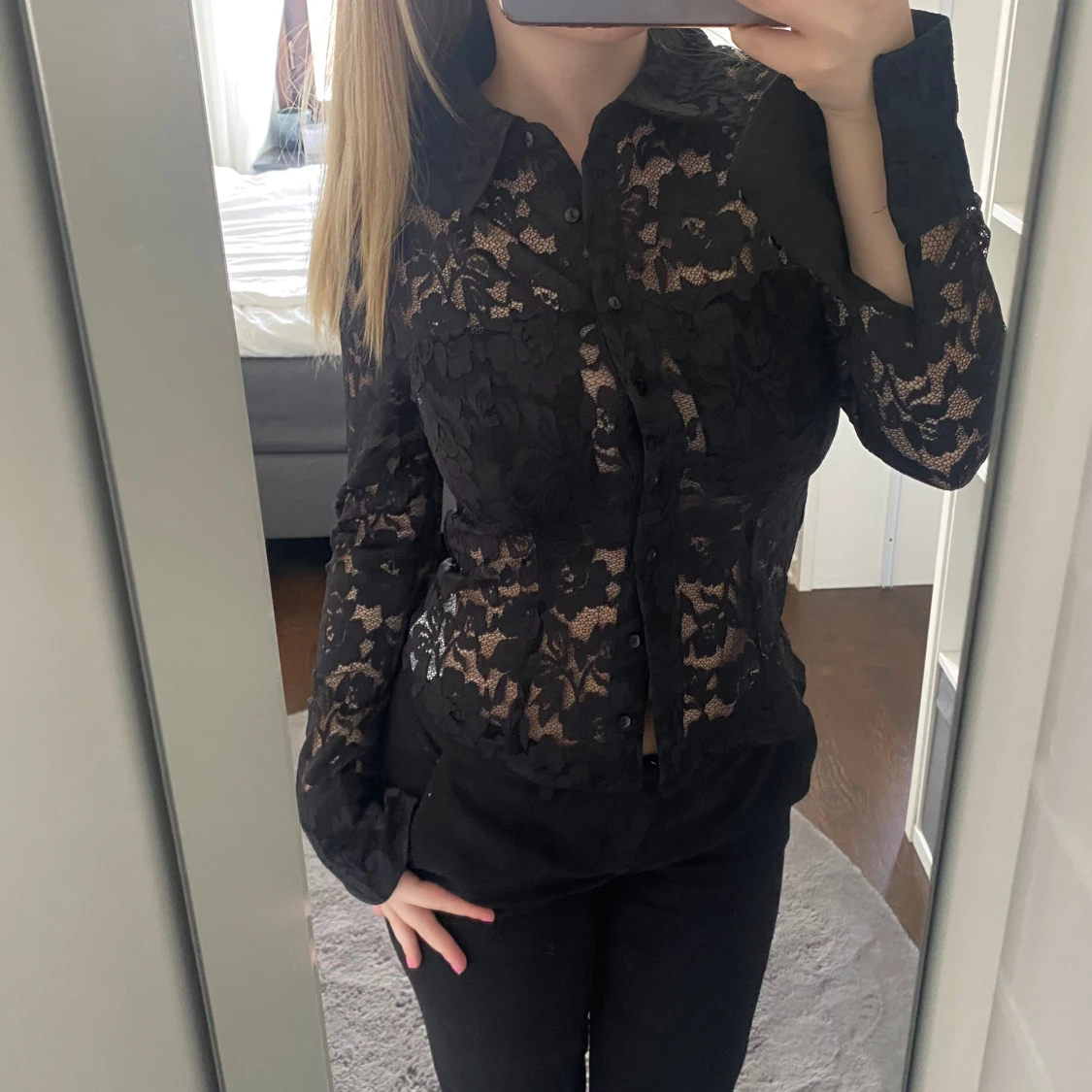 Svart blommig spets skjorta