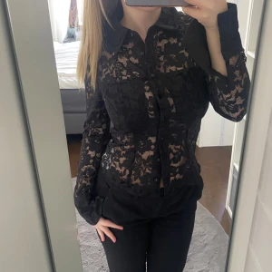 Svart blommig spets skjorta - Oanvänd spets blus med prislapp kvar. Perfekt skick med blommigt spets mönster.