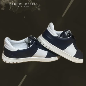 Valentino flycrew - Tja. flycrews i perfekt skick med endast 3 nitar borta. Stilrena med inga defekter, storlek 44. Nypris: 9000kr mitt pris: 4299kr. Grymma inför kommande sommaren då du kan verkligen sticka ut från mängden! Inget og medföljer 