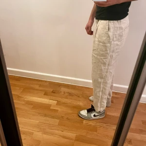 Trendiga Linnebyxor från Zara (slutsålda i butik) - - Helt nya linnebyxor  - PERFEKT till sommaren som är runt hörnet - Kontakta oss via pm vid frågor 😄 - Kan stå för frakten   - strl: eu 46, usa 36 