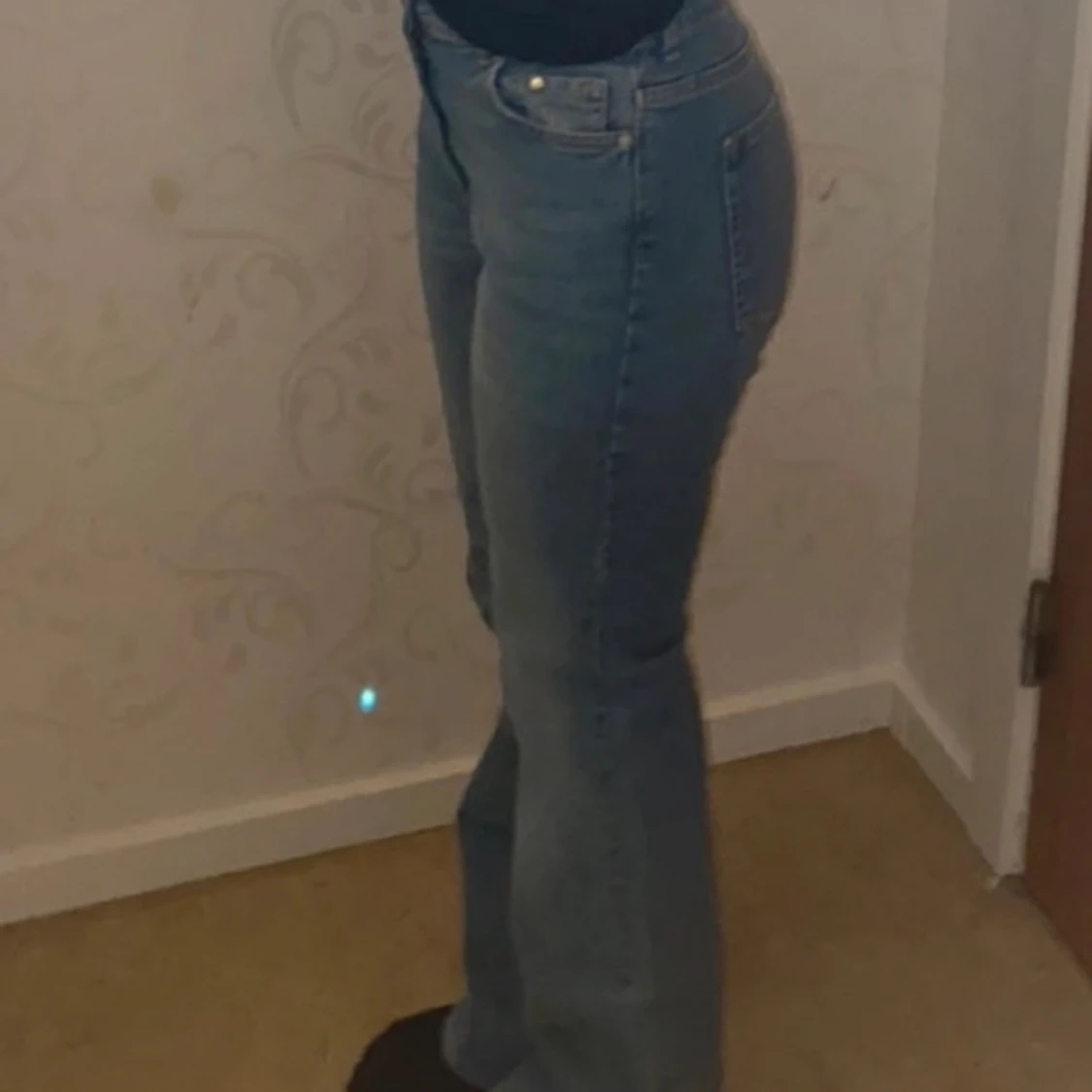 Blåa bootcut jeans! - 90