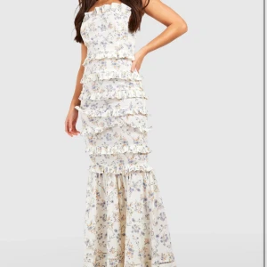 Blommig långklänning  - Säljer nu min drömklänning eftersom den inte passar min kroppstyp, ja upplever den som liten i storleken, Jag är 40 och den är mer 40/38🩵Helt ny med lappen kvar! Nypris låg på 810 kr (klänningen är i storlek 40 på lappen)