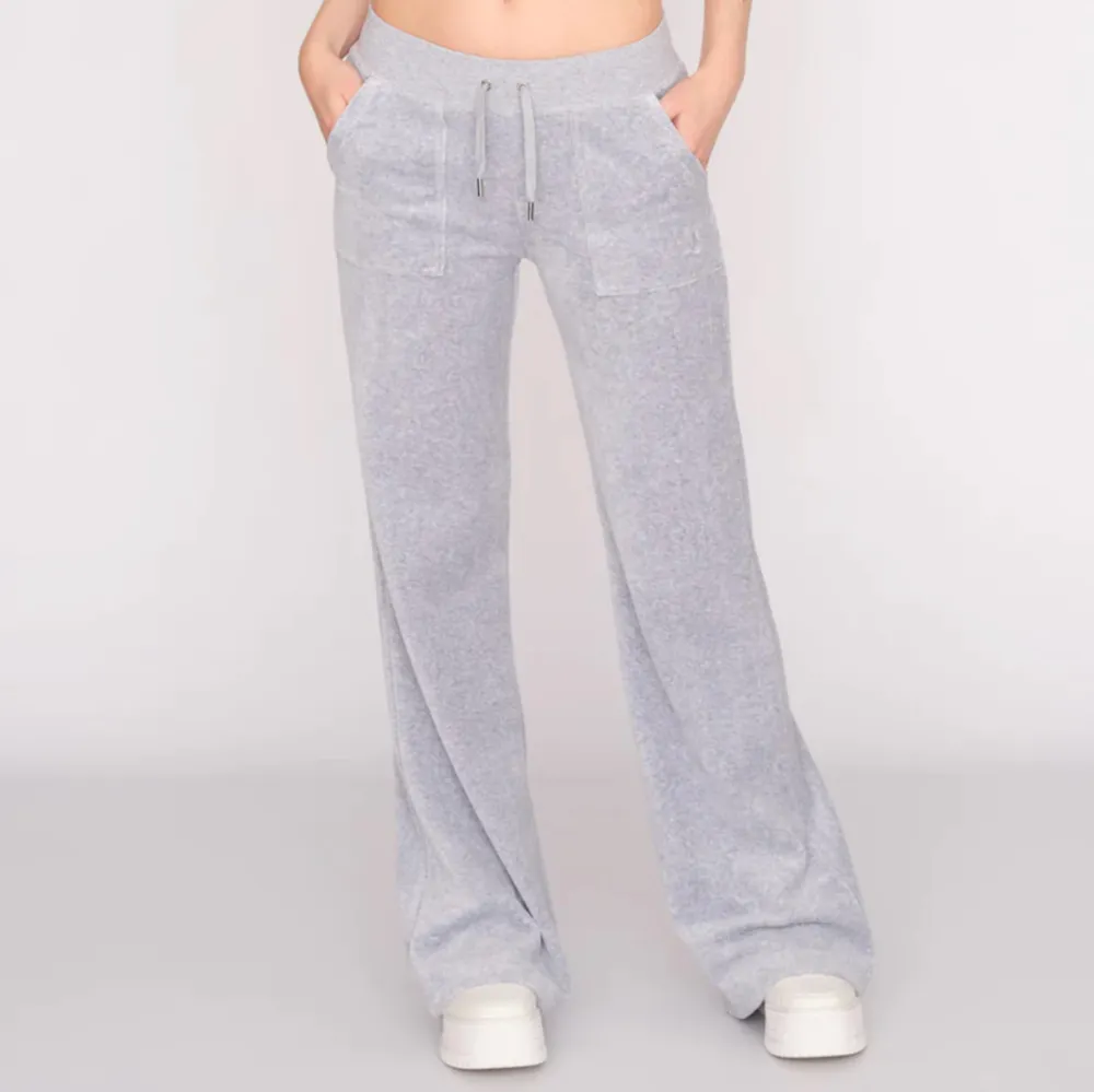 Säljer nu mina juicy couture byxor som inte kommer till användning längre❤️. Jeans & Byxor.