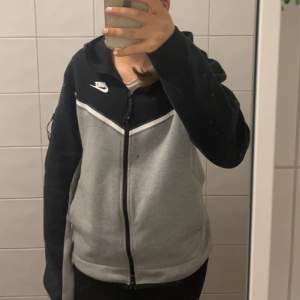 Jag säljer sena Nike tech fleece väldigt fin och inga hål på den, den är väldig fin men  det är inte min stil längre så jag säljer den för 400 kr den köptes för 1250kr kan skicka mer bilder på den och den är äkta ❤️