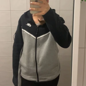 Nike tech fleece - Jag säljer sena Nike tech fleece väldigt fin och inga hål på den, den är väldig fin men  det är inte min stil längre så jag säljer den för 400 kr den köptes för 1250kr kan skicka mer bilder på den och den är äkta ❤️