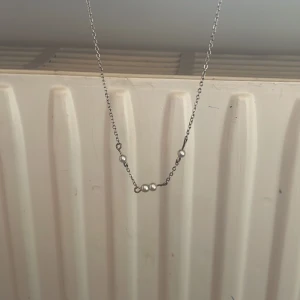 Halsband - Ett jättesnyggt halsband med pärlor på! Det är i jättebra skick och inte använt så mycket. ❤️❤️ Det är även justerbart