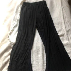 Svarta utsvängda byxor  - Använda nån enstaka gån fina och sköna även bra på sommaren 