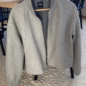 Vårjacka 💗 - Jackan är jättefin nu till våren! Jag håller på att rensa jackor och denna har inte andvänts på ett tag så säljs därför 💗Den jag inte andvänts mycket och har därför inga defekter 💗tveka inte på att höra av dig vid frågor 😇❤️