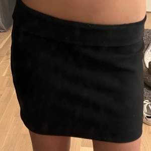 Supersnygg tajt svart kjol!! Har sytt upp den så att den ska bli lite kortare, bild (3). Från SAMSOE AND SAMSOE och den är i strl xs. Bra skick, har vikt ner kanten på första bilden så att den ska bli low waist! 💓💓
