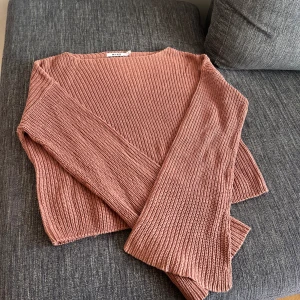 Stickad tröja  - Rosa/nude stickad tröja från NA-KD i storlek XS. 
