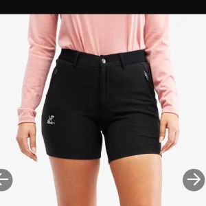 SÖKES! - Söker med ljus och lykta efter dessa Daybreak Shorts i färgen Svart från Revolution Race i storlek XL eller XXL! Har du några som du inte använder eller vill sälja så hör gärna av dig till mig! Självklart ska de även vara i gott/bra skick. :)