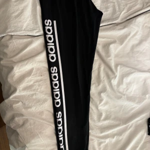Adidasbyxor thights - Adidasbyxor thights knappt använda som nya, storlek xs 