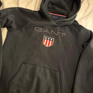 Gant hoodie i använt skick , ett hål (se bild) storlek 170