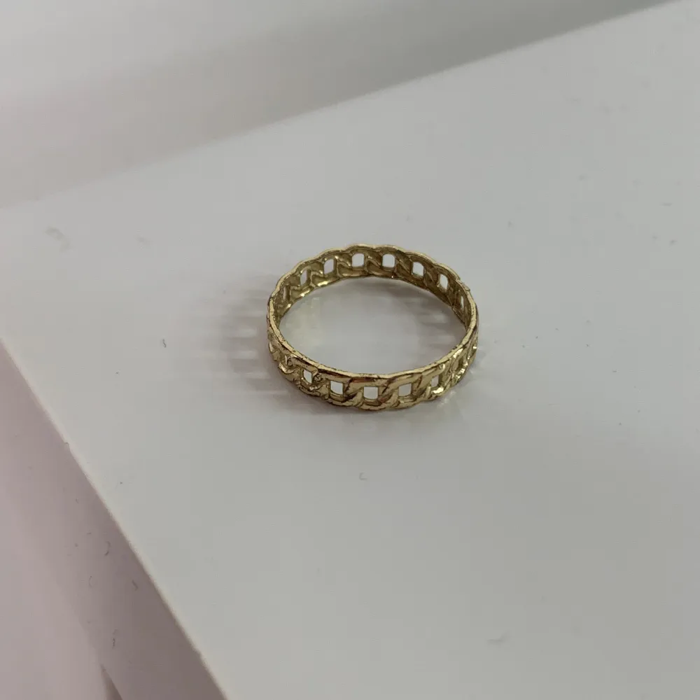 Säljer denna guldiga ring pga att jag inte använder den, ge gärna prisförslag! 🤗inte äkta guld!. Accessoarer.