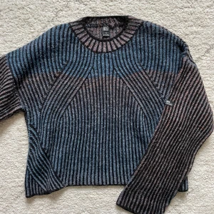 stickad tröja Urban Outfitters - inköpt i vintras och helt oanvänd!💓 storlek S men passar även xs - m