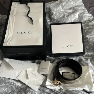 Gucci bälte - Använder inte detta längre så säljer de, fint skick bortsätt från bilden inget man ser när man har på sig de. 