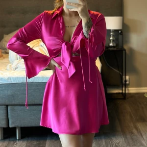 Klänning - Vansinnigt fin klänning från Zara, dock aldrig blivit använd då den inte riktigt passar min stil. 