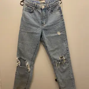 Dessa jeans är i storlek 34,barnstorlek från Gina Tricot💕 Säljer de pga att dom är för korta, men älskade dom och passformen, men jag är nu 170 så dom är ca 1dm för korta💕 Lite konstigt hål på vänstra benet men inget man tänker på💕 Köpte för ca 400💸 