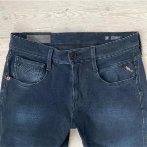 Replay ambass hyperflex  - Tvär feta replay anbass hyperflex Jeans i perfekt skick!!!! 28/32 men är skräddarsydda så passar numera 28/30. Hör av er vid minsta fundering