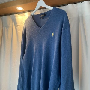 Ralph lauren  - En blå Ralph lauren tröja (prima cotton)  Utmärkt skick  Nypris runt 2000 Pris kan diskuteras Hör av er vid frågor !