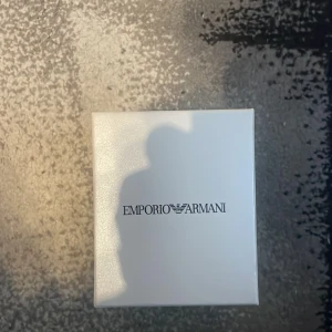 Emporio Armani Klocka - Helt ny Armani klocka som jag säljer pågrund av att jag beställde fel klocka. Klockan är fin och har färgen blå.