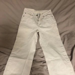 Voyage loved white jeans - Straight jeans ifrån WEEKDAY, använda fåtal gånger som nya.🩷