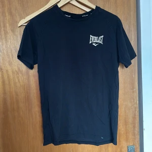 T-shirt  - Svart T-shirt 