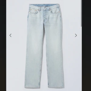 Jeans weekday  - Jeans från weekday i färgen sleepy blue och storlek 25/30. Aldrig använt dem, helt nya anledningen till varför jag säljer dem är för att ja inte kan lämna tbx dem för det har gått över 30 dgr. Jag köpte dessa jeans för 590 men säljer de för 500!