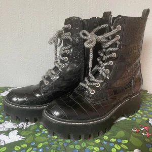 Pläder boots  - Boots från zara, knappt använda, är gjorda av imitations läder och är i mycket bra kvalitet. 
