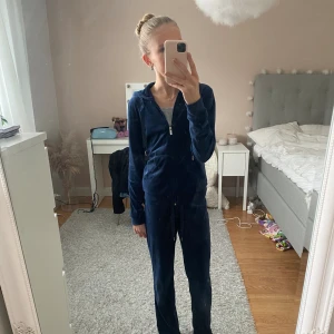 Velour-set  - Ett velour set från Gina tricot i stl xxs. Säljer HELA setet tillsammans. Fint skick och inga fläckar eller hål💙