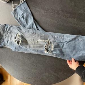 Ihåliga jeans NAKD - Hålen är rätt slitna, därav priset.