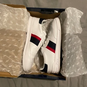 Ralph Lauren Skor - Säljer Ralph Lauren skor i storlek 43. Skick är 10/10 och skorna kommer med boxen. Finns inte kvar på hemsidan längre. Skorna heter ”Heritage Aera Leather Trainer”