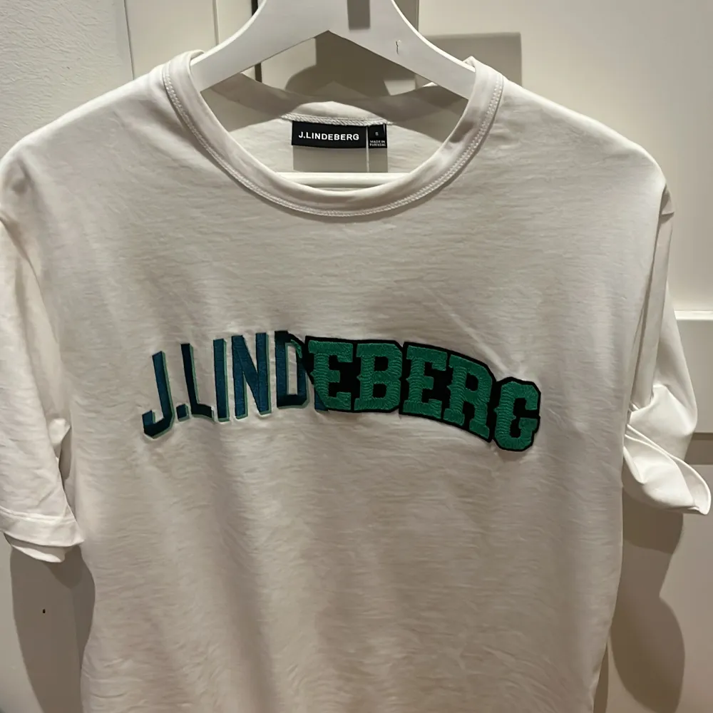 Tjena säljer denna j Lindberg t shirt Knappt använd köpt i somras men lite stor. Stl S men passar M också  Nypris typ nånstans mellan 1200/1500. T-shirts.