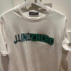 Tjena säljer denna j Lindberg t shirt Knappt använd köpt i somras men lite stor. Stl S men passar M också  Nypris typ nånstans mellan 1200/1500