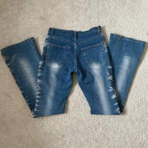 Såå coola jeans med blekt mönster och glitter i sidorna!😍😍 Bootcut och midwaist 💓passar mig bra som är 168