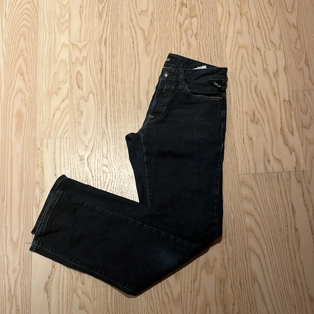 Säljer nu mina replay jeans då dom inte passar längre skick 9/10. Jeans & Byxor.