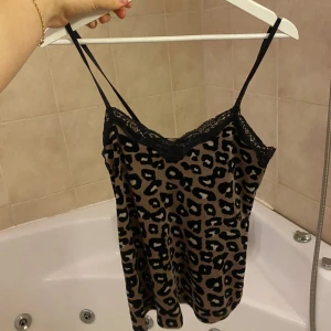 Nattlinne från Hunkemöller  - Skönt linne från Hunkemöller. I velour, bra skick