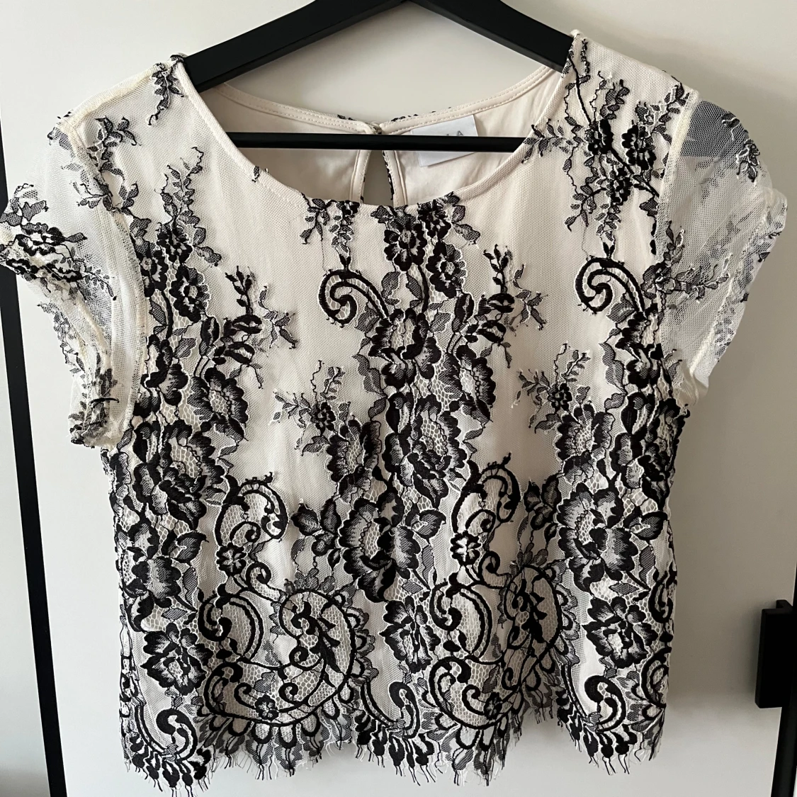 Vit/svart spetsblus