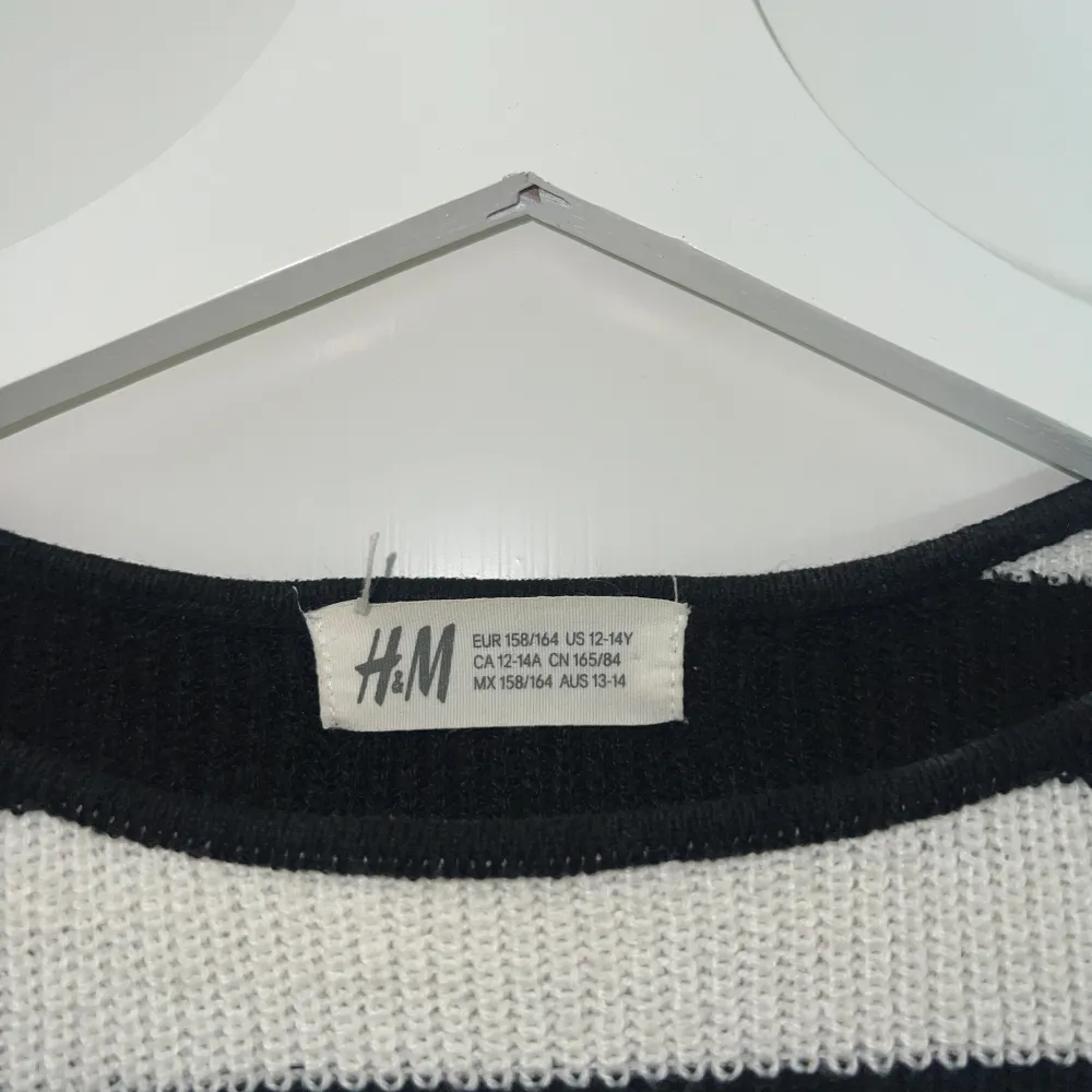Stickad tröja från H&M Strl 158/164 motsvarar XS Sparsamt använd. 📷 Säg till om du vill ha fler bilder så fixar jag det. 💸 Vid snabb affär kan ja tänka mig att sänka priset. ✉️ Köparen står för frakten. 📍 Kan mötas upp i Tyresö.. Tröjor & Koftor.
