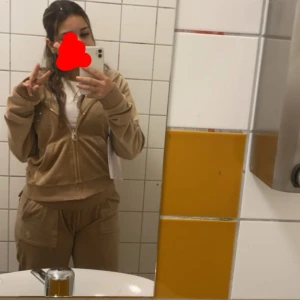 Juicy couture set - Säljer min Juicy set pågeund av att jag inte använder den längre, jätte bra skick använd några gånger.