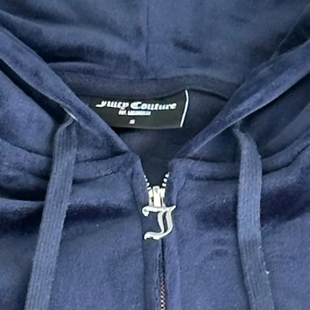 En juicy couture tröja som är marinblå. I storleken S. Använt få tal gånger så är i ett fin skick säljs pågrund av att den inte kommer till användning. Pris kan diskuteras💗. Tröjor & Koftor.