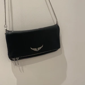 Zadig & Voltaire väska - Jättefin äkta Zadig väska med nitar. Säljer för att den inte kommer till användning längre. Inte rostig och i superfint skick🥰tillkommer ett kortare band! Köpt för 4000kr i zadig & Voltaire butiken i stan