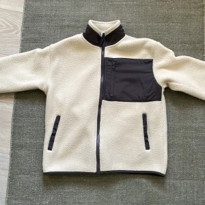 Fleecetröja Lindex - Den är i jättebra skick och bara andvänd två gånger. Varken några hål eller fläckar.