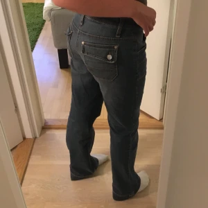 2000-talet jeans med snygga fickor 👖❤️ - Jeansen är i bra skick bara lite slitna längst ner vid kanten. Skriv för att få mått och kan tänka mig att förhandla priset👌💗