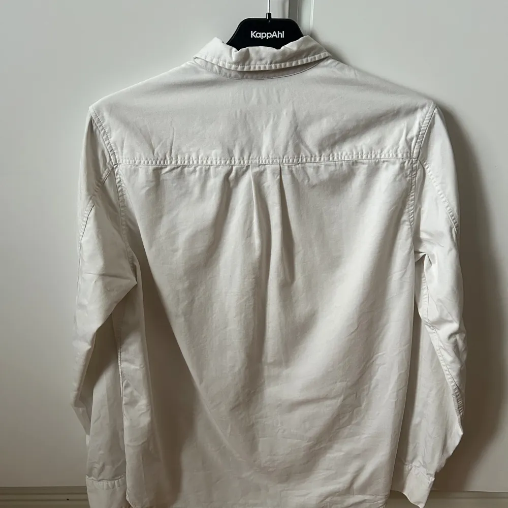 En vit skjorta från cos i bra skick, storlek small. Knappt använd pga växte ur den innan den hann användas. Original pris runt 600kr. Skriv vid frågor eller funderingar!. Skjortor.