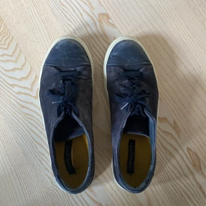 Sneaky steve storlek 43 - Snygga skor till sommaren skick 8/10 lite smutsiga men går att tvätta bort om det önskas. Snygga till sommaren. Har ej använts så mycket. KÖPTA FÖR 1299